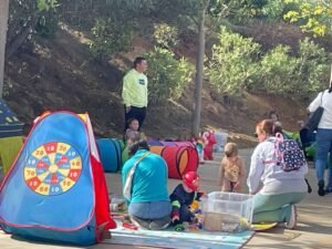 Dos Hermanas celebró "Jugamos en Familia" el domingo en el Parque Dehesa de Doña María, con actividades educativas de 11:30 a 14:30.