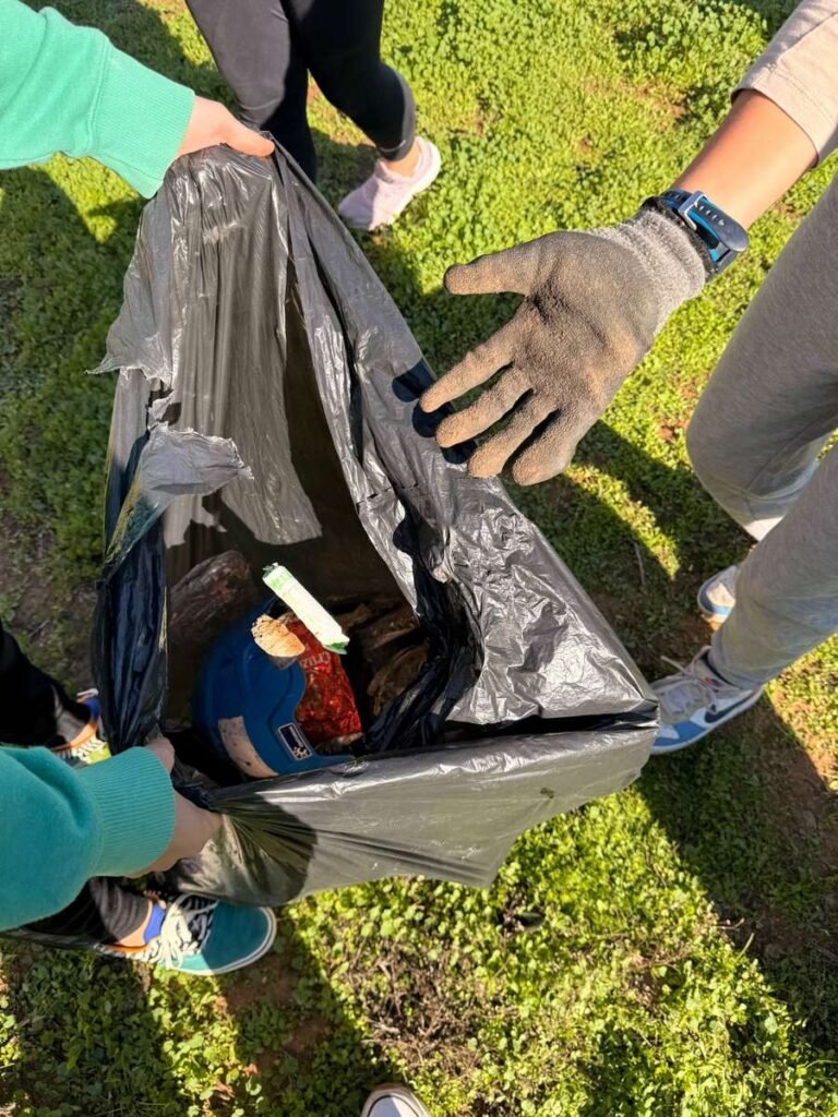 El alumnado de Ibn Jaldún y María Zambrano refuerza su compromiso ambiental con una recogida de residuos en zonas de Dos Hermanas