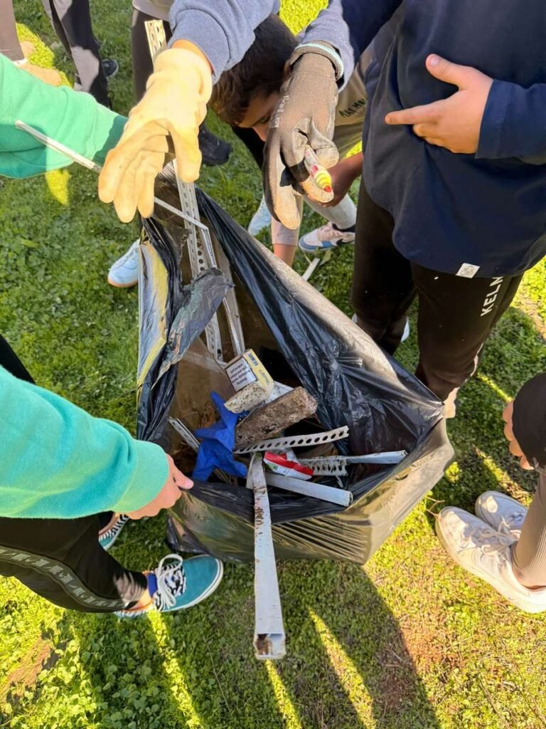 El alumnado de Ibn Jaldún y María Zambrano refuerza su compromiso ambiental con una recogida de residuos en zonas de Dos Hermanas
