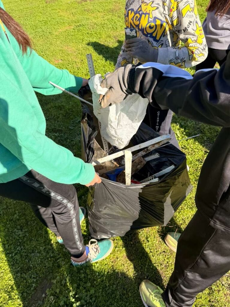 El alumnado de Ibn Jaldún y María Zambrano refuerza su compromiso ambiental con una recogida de residuos en zonas de Dos Hermanas