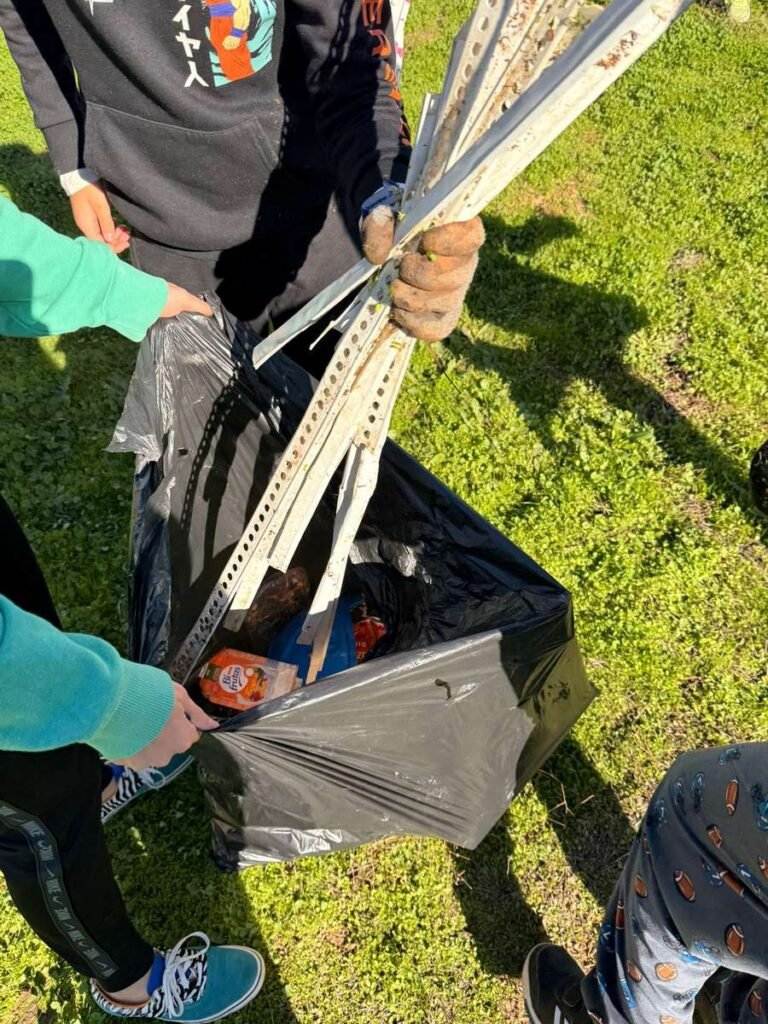 El alumnado de Ibn Jaldún y María Zambrano refuerza su compromiso ambiental con una recogida de residuos en zonas de Dos Hermanas