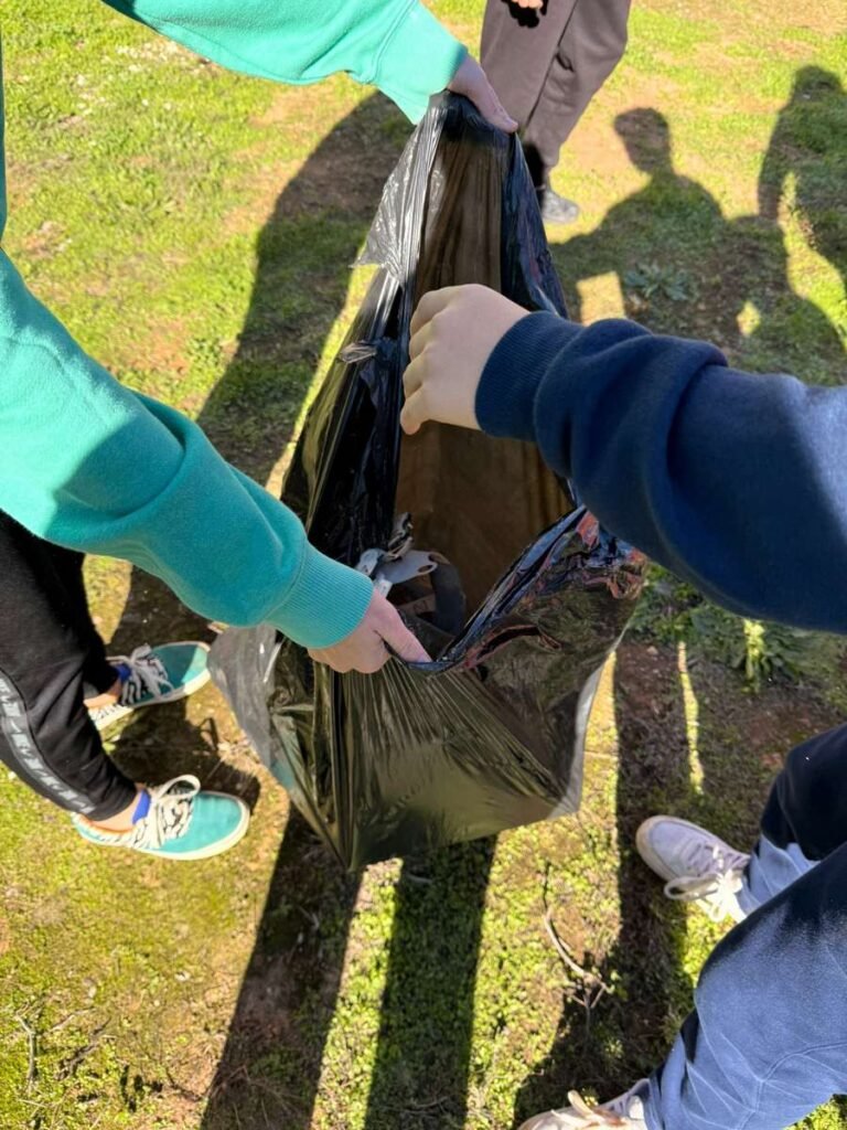 El alumnado de Ibn Jaldún y María Zambrano refuerza su compromiso ambiental con una recogida de residuos en zonas de Dos Hermanas