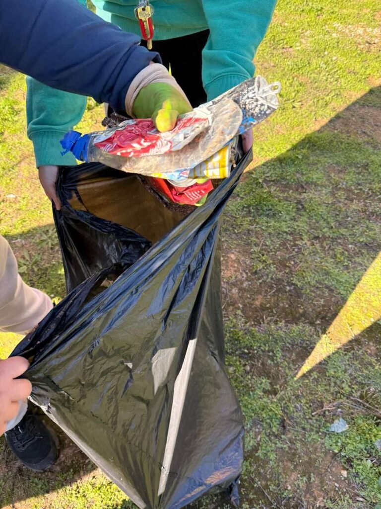 El alumnado de Ibn Jaldún y María Zambrano refuerza su compromiso ambiental con una recogida de residuos en zonas de Dos Hermanas