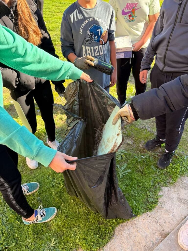 El alumnado de Ibn Jaldún y María Zambrano refuerza su compromiso ambiental con una recogida de residuos en zonas de Dos Hermanas