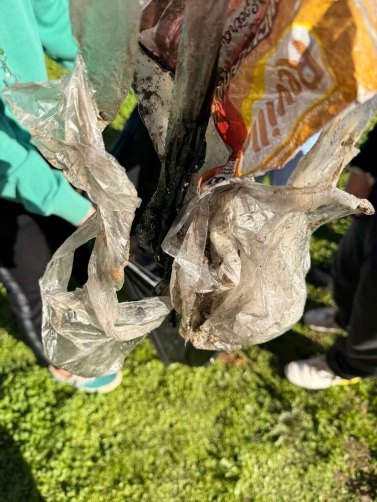 El alumnado de Ibn Jaldún y María Zambrano refuerza su compromiso ambiental con una recogida de residuos en zonas de Dos Hermanas