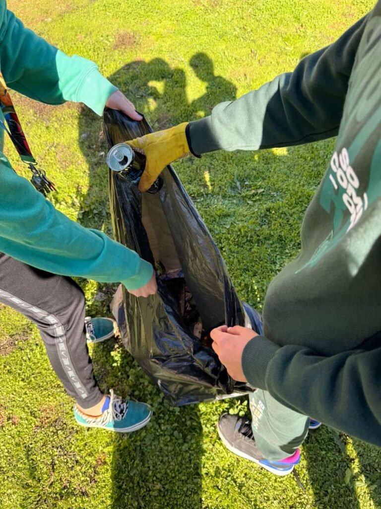 El alumnado de Ibn Jaldún y María Zambrano refuerza su compromiso ambiental con una recogida de residuos en zonas de Dos Hermanas