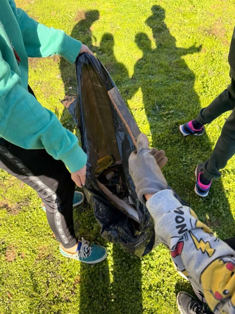 El alumnado de Ibn Jaldún y María Zambrano refuerza su compromiso ambiental con una recogida de residuos en zonas de Dos Hermanas