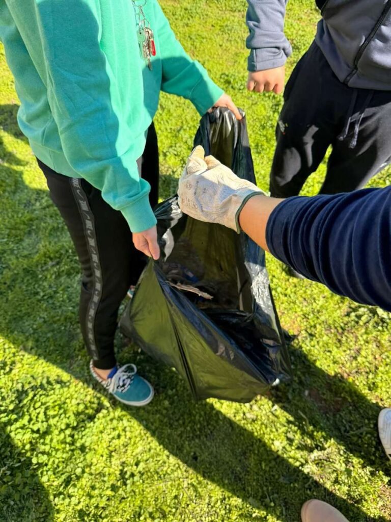 El alumnado de Ibn Jaldún y María Zambrano refuerza su compromiso ambiental con una recogida de residuos en zonas de Dos Hermanas