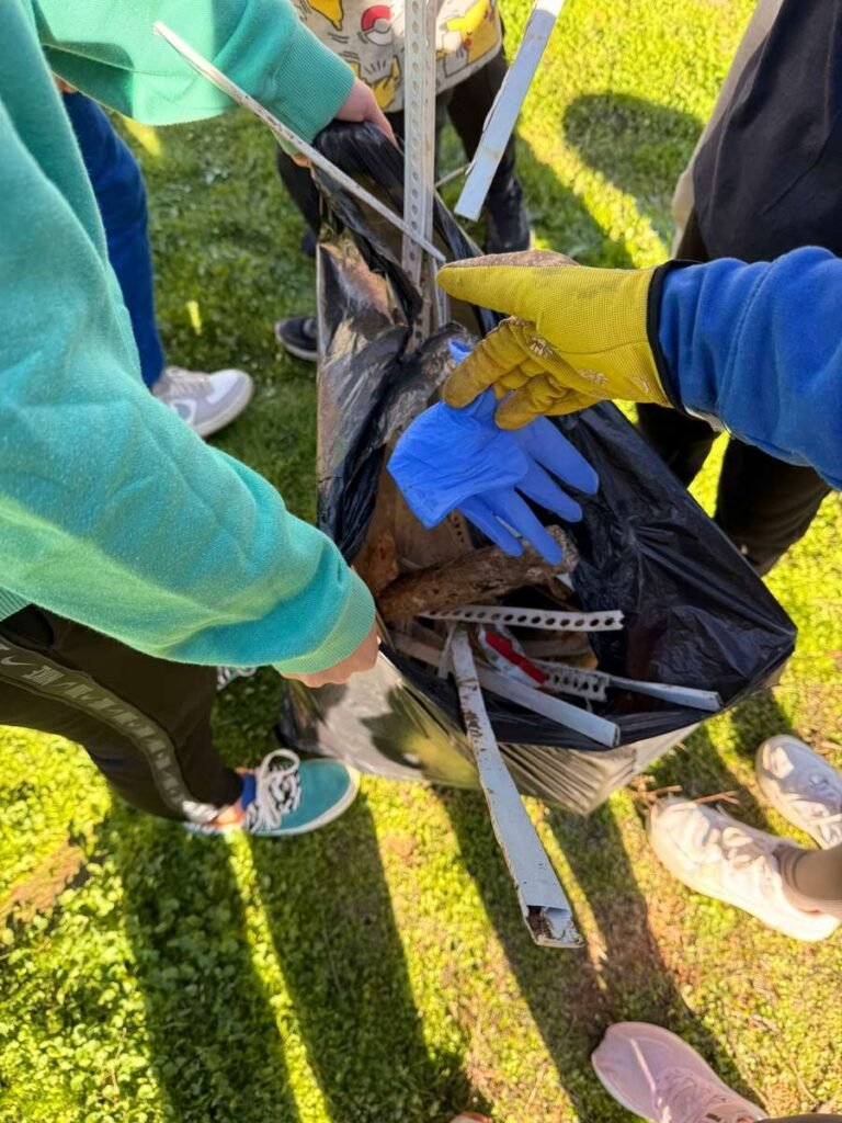 El alumnado de Ibn Jaldún y María Zambrano refuerza su compromiso ambiental con una recogida de residuos en zonas de Dos Hermanas