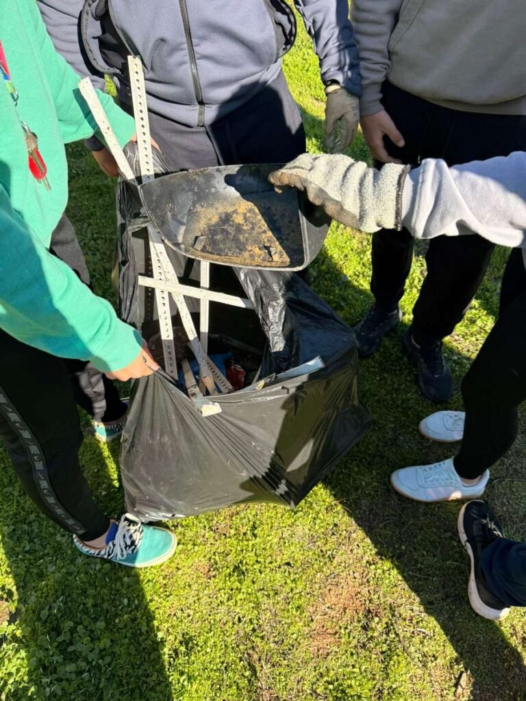 El alumnado de Ibn Jaldún y María Zambrano refuerza su compromiso ambiental con una recogida de residuos en zonas de Dos Hermanas