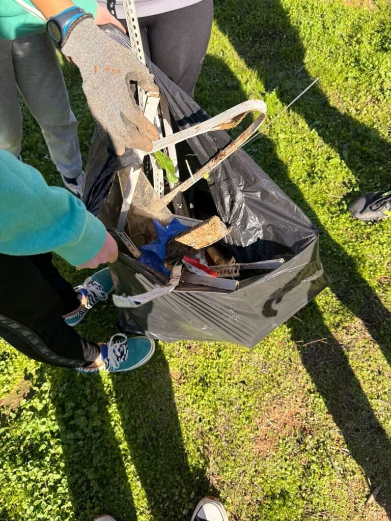 El alumnado de Ibn Jaldún y María Zambrano refuerza su compromiso ambiental con una recogida de residuos en zonas de Dos Hermanas