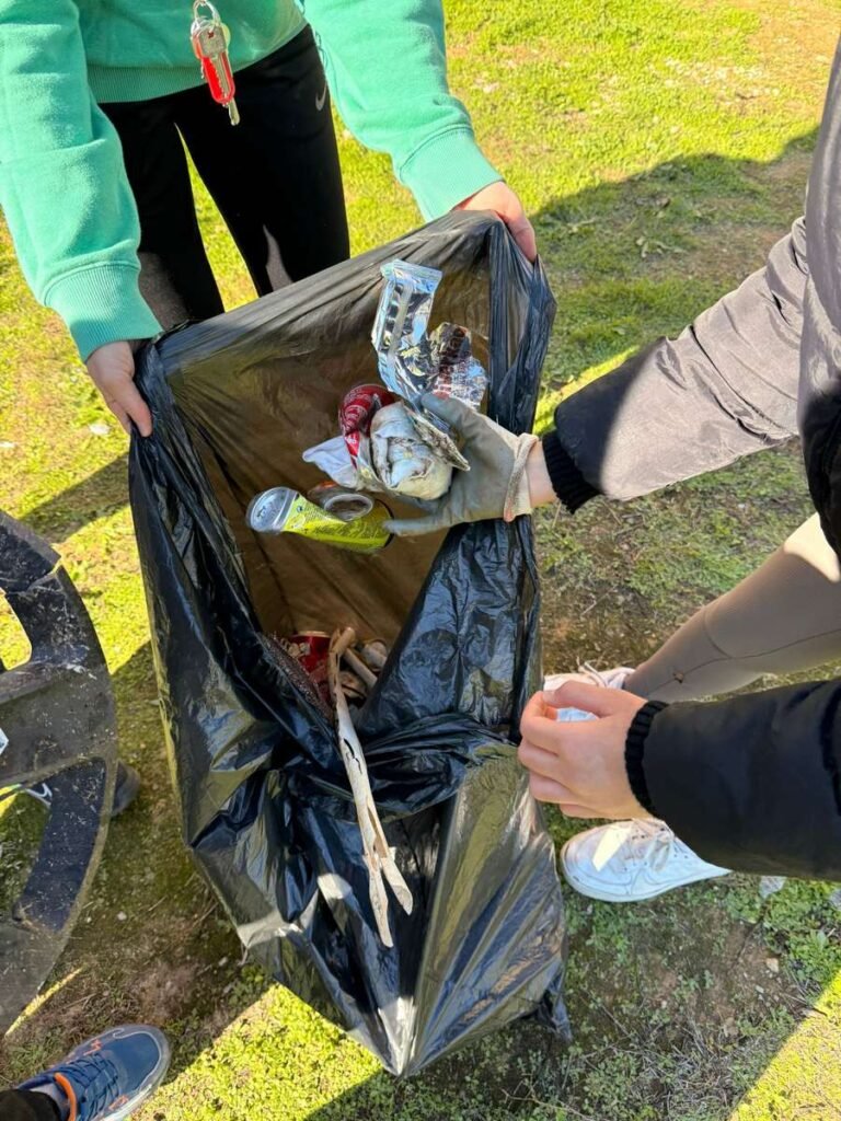 El alumnado de Ibn Jaldún y María Zambrano refuerza su compromiso ambiental con una recogida de residuos en zonas de Dos Hermanas