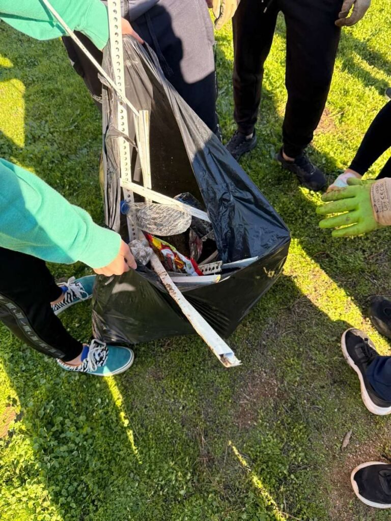 El alumnado de Ibn Jaldún y María Zambrano refuerza su compromiso ambiental con una recogida de residuos en zonas de Dos Hermanas