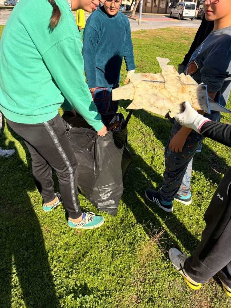 El alumnado de Ibn Jaldún y María Zambrano refuerza su compromiso ambiental con una recogida de residuos en zonas de Dos Hermanas